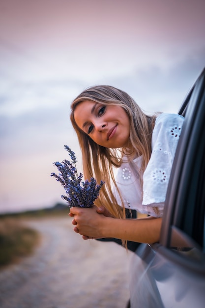 Foto donna in abito bianco in un campo di lavanda