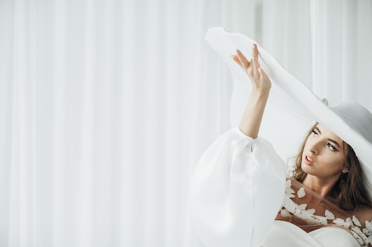 Photo 女性ホワイトハットファッションモデルレトロな美しさの肖像画エレガントな女性