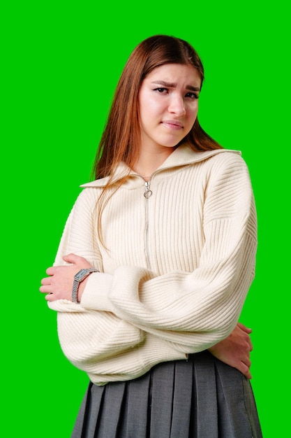  스웨터 를 입은 여자 가 사진 을 찍기 위해 포즈 를 취 하고 있다