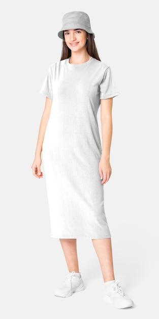 白いTシャツのドレスを着てバケツの帽子をかぶった女性