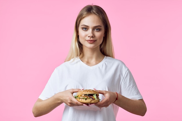 白いTシャツの女性ハンバーガースナックおいしい料理レストラン