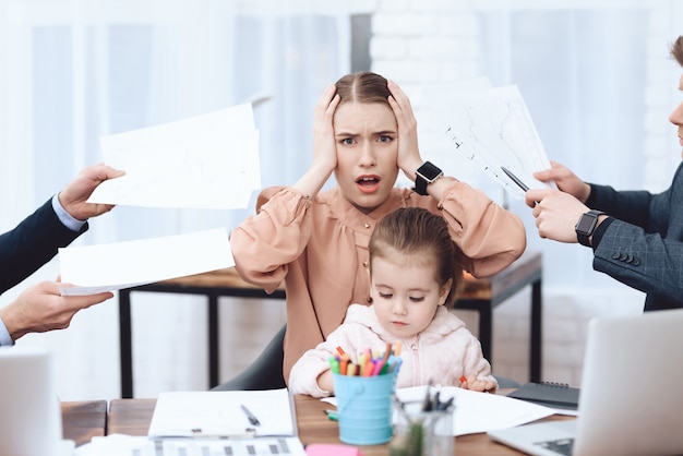 Donna che è venuta con sua figlia a lavorare