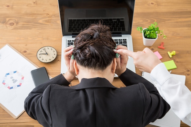 Foto la donna che è irritata