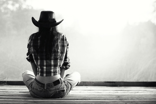 Photo woman wild west white background