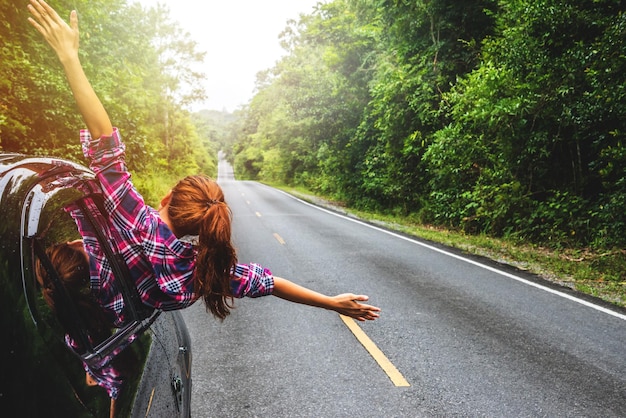 Foto donna nel finestrino di un'auto sulla strada