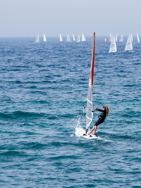 海でウィンドサーフィンをしている女性