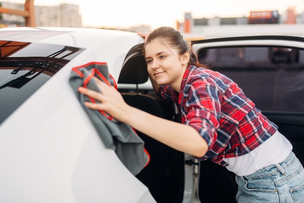 女性が自動車を拭く、セルフサービスの洗車