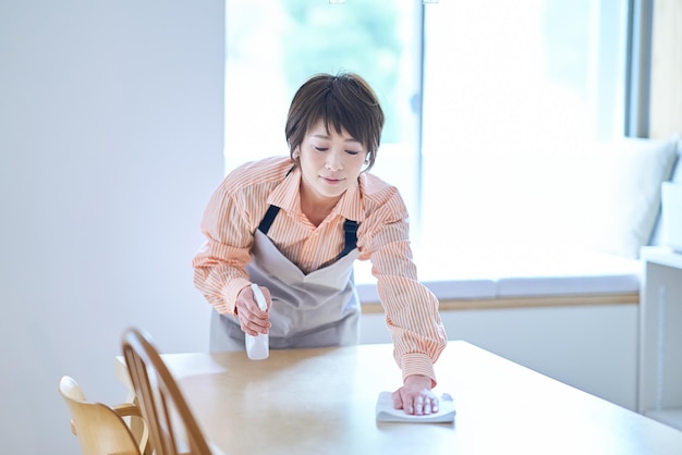 食卓を拭く女性