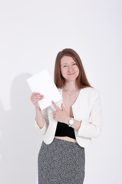 Фото Женщина с книжным журналом и ноутбуком на белом фоне студенческий бизнес-мокет