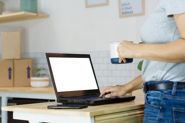 Женщина с ноутбуком и чашкой кофе