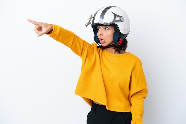 Фото Женщина в мотоциклетном шлеме указывает в сторону