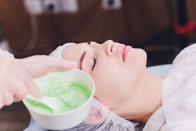 皮膚の藻クリーム治療を持つ女性