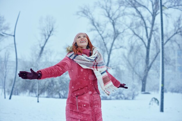 照片的女人,伸出双臂在雪