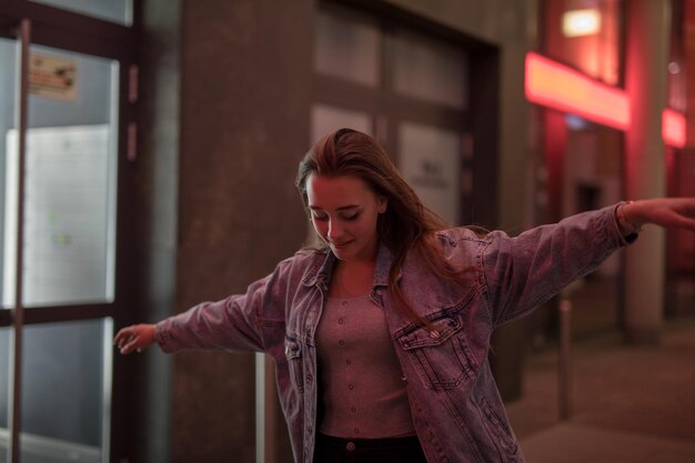 Photo woman with arms outstretched walking in city