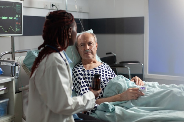 Foto donna con le braccia alzate sul letto a casa