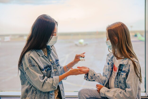 写真 腕を上げて空に向かって立っている女性