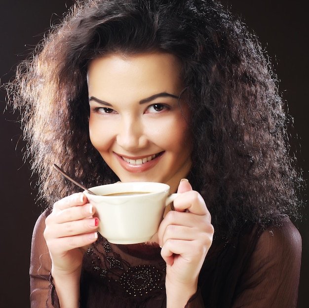 香り豊かなコーヒーを持つ女性