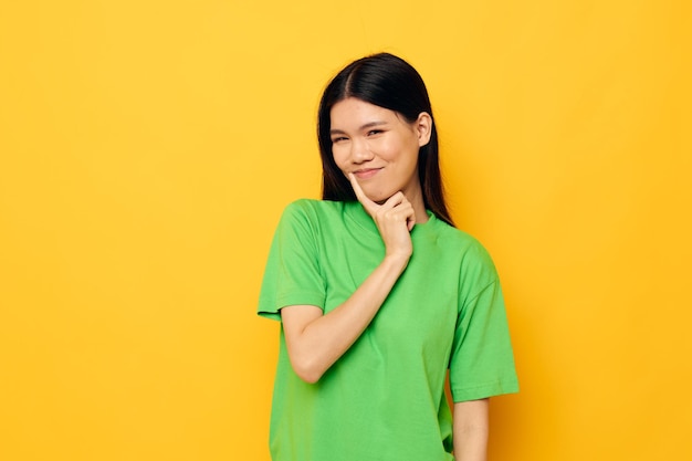 Женщина с азиатской внешностью позирует в зеленой футболке эмоции копирайта образ жизни без изменений