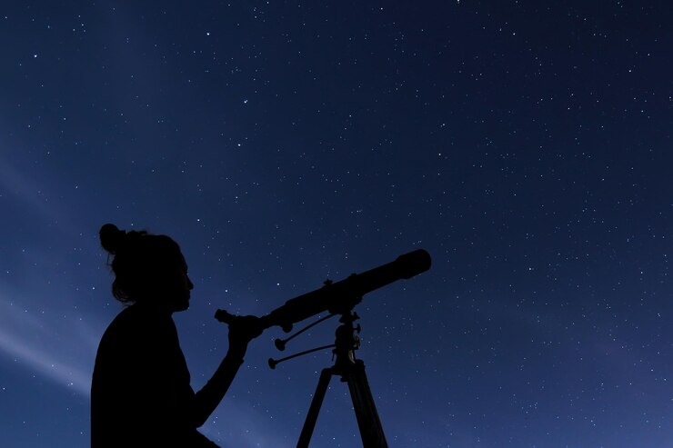 Photo woman with astronomical telescope. starry night constellations, ursa major, ursa minor, draco starry night, dark sky