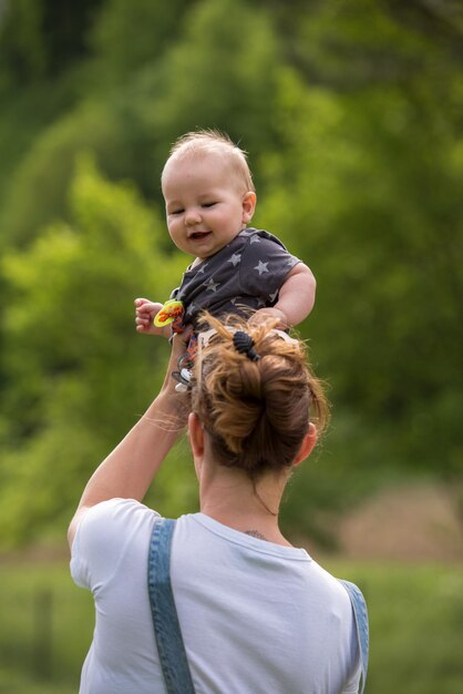 Foto la donna con il bambino si diverte in natura