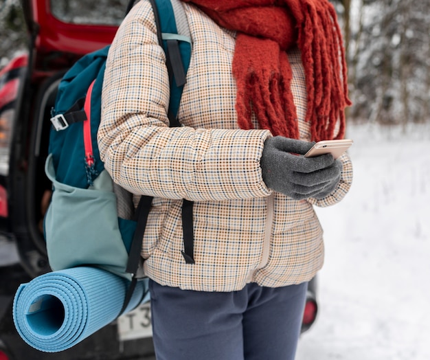 Photo woman with backpack talking on mobile close up