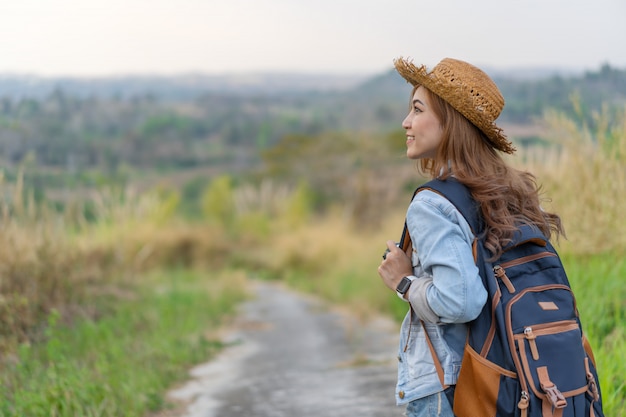 Photo woman with backpack walking on footpath in nature