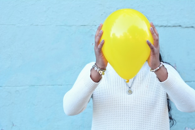  Woman with a balloon on his head