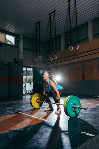 Photo woman with barbell