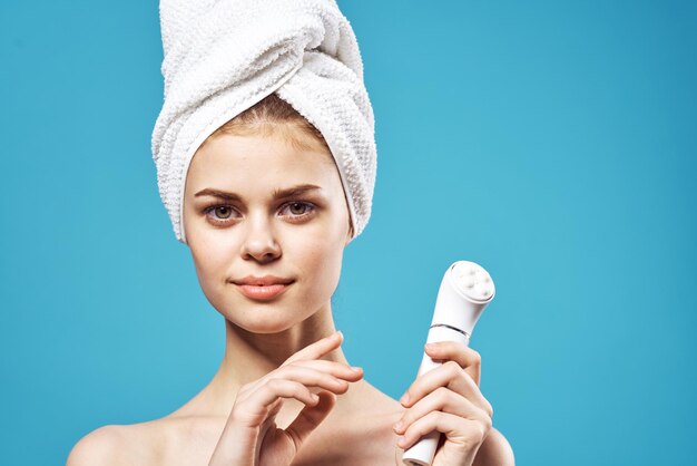 Фото Женщина с голыми плечами полотенцем на голове косметология чистой кожи