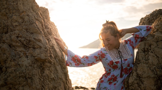 Foto donna con bella posa in riva al mare