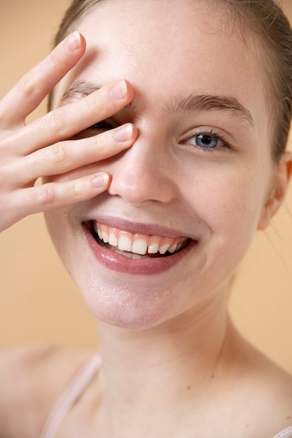 Photo woman with beautiful smile posing