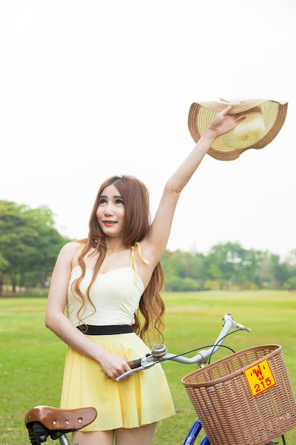 Женщина с велосипедом на газоне