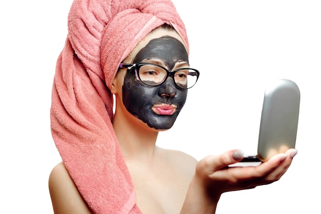 Donna con maschera facciale nera su sfondo bianco