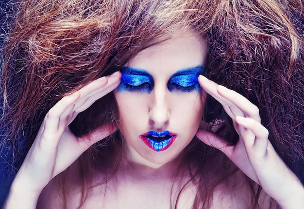 Foto donna con visage blu