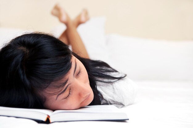 Photo woman with book sleeping on bed at home