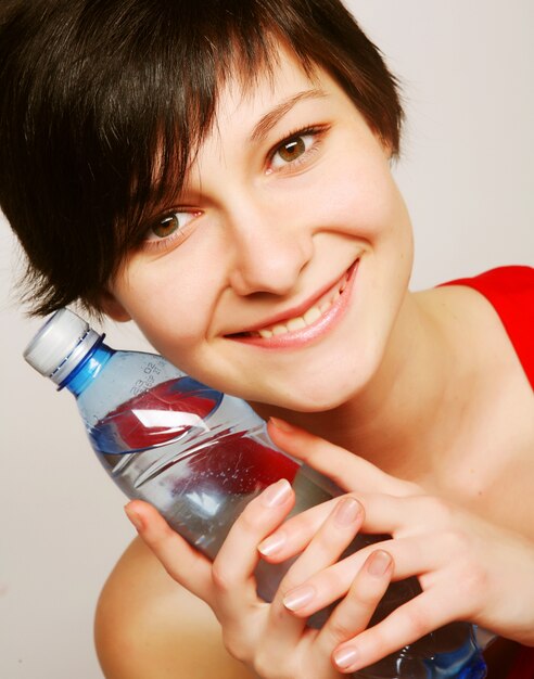 きれいな水のボトルを持つ女性