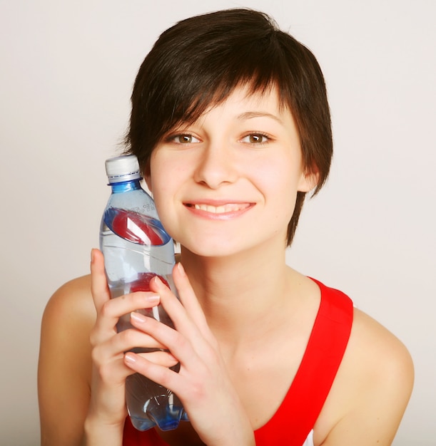 きれいな水のボトルを持つ女性