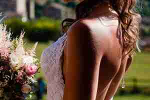 Photo a woman with a bouquet of flowers in her hand