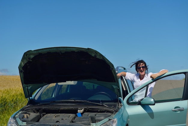 壊れた車の女性