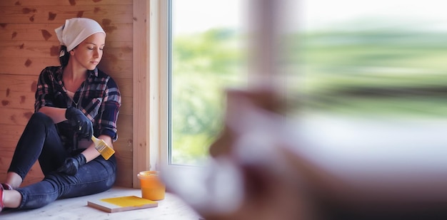 写真 木造住宅でブラシを持つ女性