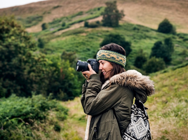 Photo woman with camera in the nature