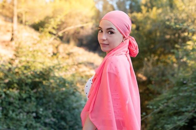 Foto donna con cancro che indossa una sciarpa rosa che sembra combattente