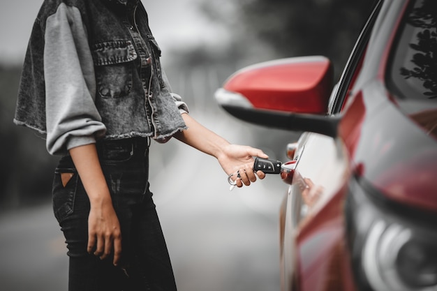 車のキーを持つ女性