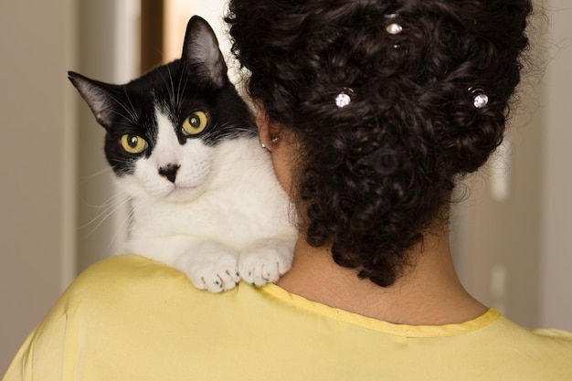 写真 家に猫がいる女性