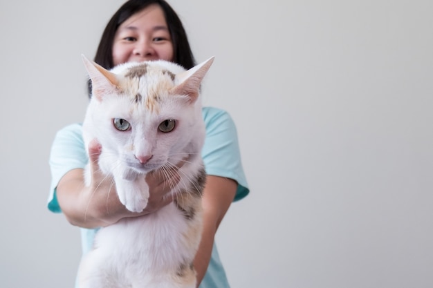 Foto donna con un gatto