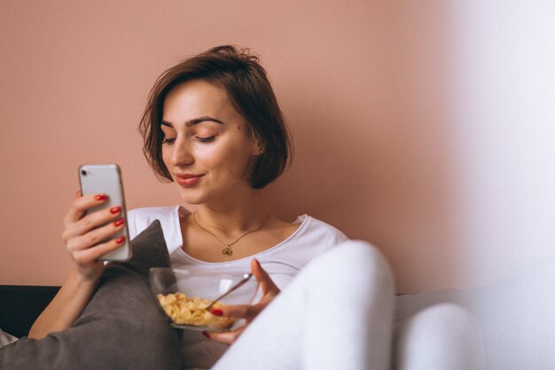 女性、穀物、電話、ベッド