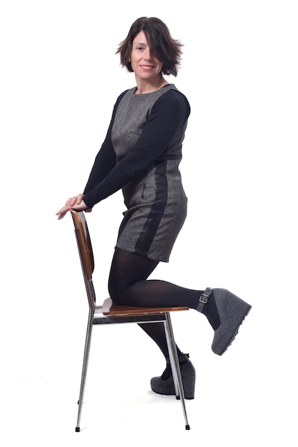 Photo woman with a chair in white background