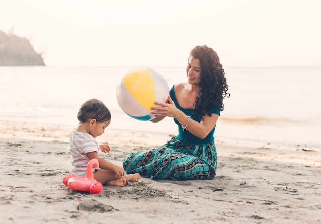 Женщина с ребенком на пляже
