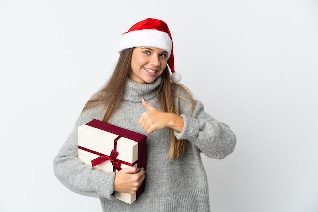 プレゼントを保持しているクリスマスの帽子を持つ女性