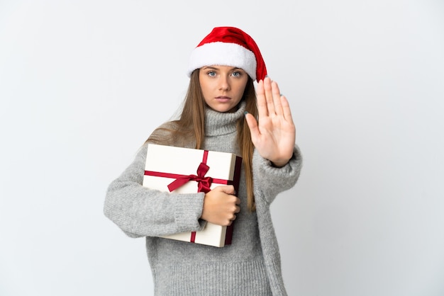 プレゼントを保持しているクリスマスの帽子を持つ女性